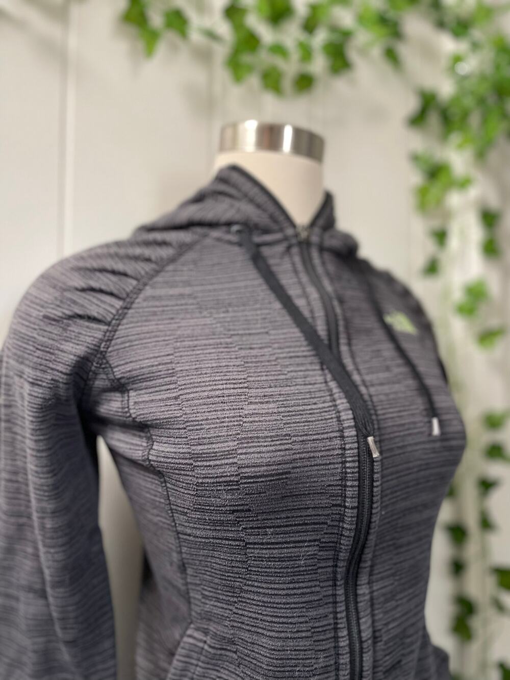 The North Face Fitted Womans Grey Zipper Sweater with Hood Size Med